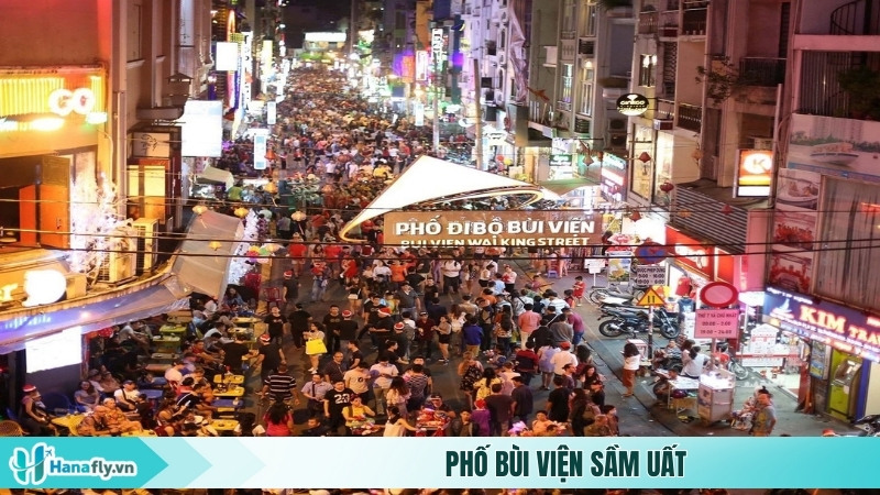 Phố Bùi Viện sầm uất
