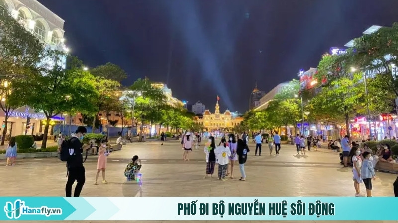 Phố đi bộ Nguyễn Huệ sôi động